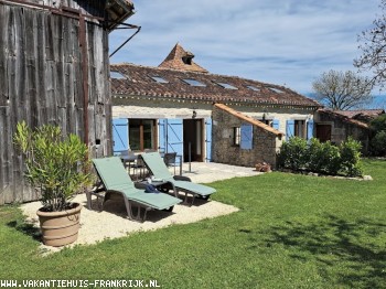 Sfeervolle gîte aan de rand van de boomgaard met zwembad en airco, rustig gelegen, adults only