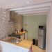 Keuken gîte Julotte <br>De open keuken met en pierre stenen muur is voorzien van een fornuis, oven, koel/vries combinatie en een vaatwasser.