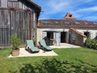 Terras gîte Julotte <br>Op het terras van gîte Julotte staat een tuintafel met vier stoelen en een parasol. Er zijn ook twee heerlijke ligstoelen voor een ontspannen start van je vakantie!