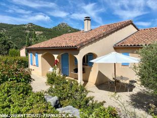 Vakantiehuis met zwembad: Vrijstaande 4 pers. villa MIMOSA met gebruik van zwembad, tennisbaan etc. op luxe villapark aan de rivier de Ardèche