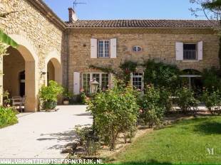 Vakantiehuis bij de golf: OLD PROVENCAL STONE FARMHOUSE RENOVATED WITH HUGE SWIMMING POOL