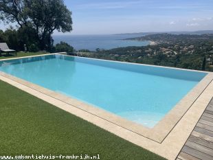 Huis in Frankrijk te koop: LUXE ***** VILLA MET VERWARMD OVERFLOW ZWEMBAD IN STE MAXIME, PANORAMISCH ZEEZICHT OP DE BAAI VAN ST TROPEZ,SLAAPKAMERS MET BADKAMER/TOILET/AIRCO 