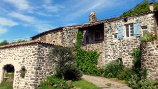 Vakantiehuis: Vakantiehuis (Boerderij) te huur in Ardeche. Het huis is geschikt voor 6 personen, heeft drie slaapkamers en twee badkamers.