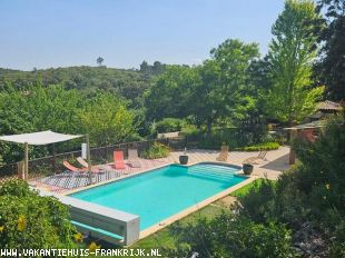 Huis voor grote groepen in Provence Alpes Cote d'Azur Frankrijk te huur: comfortabele sfeervolle villa met privé zwembad voor 11 personen in hartje Provence 