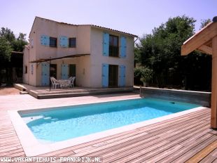 vakantiehuis in Frankrijk te huur: heerlijk vakantiehuis met privé zwembad op loopafstand van gezellig Provencaals dorp 