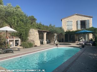 vakantiehuis in Frankrijk te huur: Mas de Barras - Deze charmante en ruime woning met privézwembad is geschikt voor 8 personen verdeeld over 4 slaapkamers. 