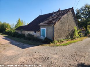 Huis in Frankrijk te koop: Deze betaalbare, kleine en zeer rustig gelegen vrijstaande woning met ruime tuin is ideaal om naar eigen inzicht volledig op te knappen. 