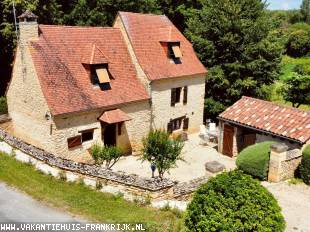 Vakantiehuis: Authentiek stenen vakantiehuis***  in Perigourdestijl met ruim privé-zwembad in een grote tuin vlakbij Sarlat la Caneda te huur in Dordogne (Frankrijk)