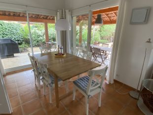 Eethoek met uitzicht op het zwembad, de tuin en de bergen