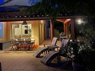 Het overdekte terras van Villa Beauregard 83 in de avond