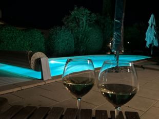 Het verlichte zwembad in de avond