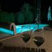 Het verlichte zwembad in de avond <br>Heerlijk genieten bij het verlichte zwembad in de avond.