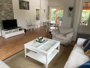 Woonkamer met grote TV en soundbar