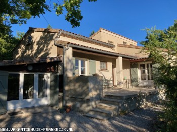 Schitterend gelegen grote vrijstaande woning en/of aangebouwde gîte (samen max 11/12 pers) bij zwemmeer in de Drôme-Provençale.