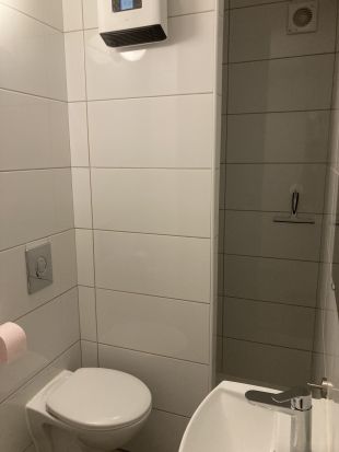 badkamer met douche en toilet