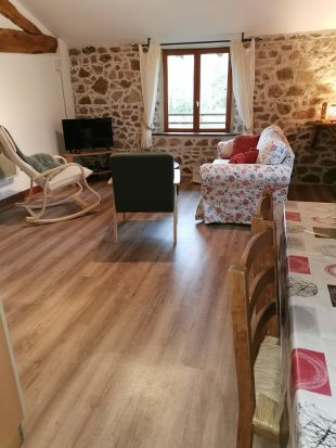 impressie woonkamer met schommelstoel