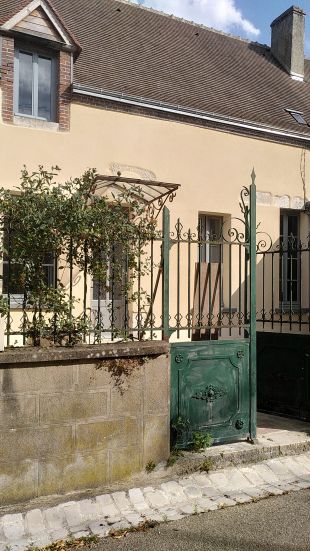 De voordeur <br>De voorkant van ons huis ligt aan Rue de Cullion, hier sta je in het historische gedeelte van Chattilon Coligny.