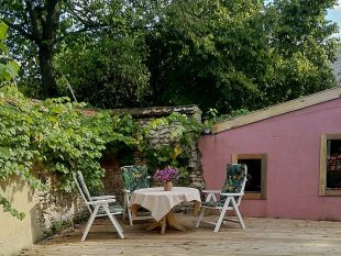 Het terras achter in de tuin.