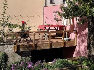 Onder dit terras stroomt een ondiep riviertje.