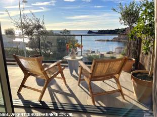 Vakantiehuis: Uniek gelegen luxe appartement direct aan de kristalheldere zee van de Côte d’Azur...én aan de voet van het bekende Esterel gebergte!