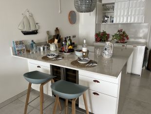 groot kookeiland met bar en klimaatkast