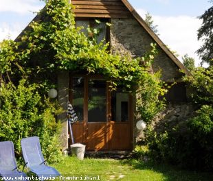 vakantiehuis in Frankrijk te huur: Rustig genieten midden in de natuur in deze comfortabele vrijstaande Gîte met iedere dag broodservice & een eigen zwem-vis-vaarmeertje van 2500 m² 