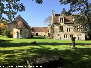 vakantiehuis in Frankrijk te huur: Gezellige gîte in een vleugel van middeleeuwse commanderie van de tempeliers, temidden van een park van 7.5 hectare, op 10 minuten van autostrade A77 