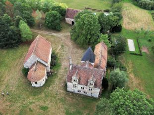 Luchtfoto van de drie gebouwen <br>De drie klassieke gebouwen van de commanderie (kapel, woning van de commandeur, en graanschuur) bevinden zich temidden van een park van 7,5 hectare