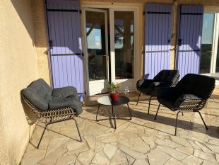 Een zitje om op te veranda te lounchen in de schaduw