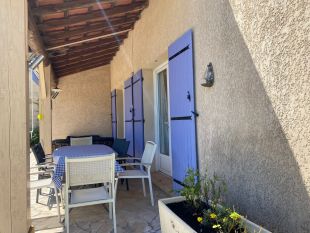 Onder de veranda kun je met 8 personen zitten