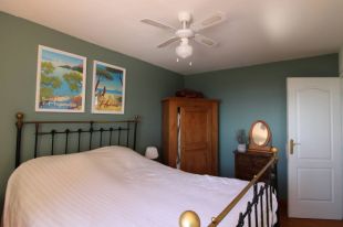 slaapkamer met dubbel bed zeezicht