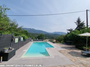 vakantiehuis in Frankrijk te huur: Half vrijstaande 120 jr oude 4 k.woning, met panoramisch uitzicht op de bergen. Gelegen in een rustuge omgeving direct bij de bossen en bergen. 