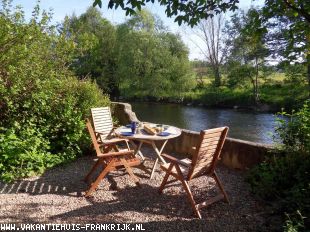 Vakantiehuis: Authentiek vakantiehuis aan snelstromende rivier aan de voet van middeleeuws pelgrimsstadje Vézelay