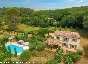 Villa Bernard is een luxe Provençaalse villa ontworpen voor 8 personen. Het omheinde terrein beslaat ongeveer 4000 m2 en beschikt over een zwembad.