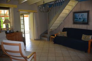 Woonkamer met terrasdeur.