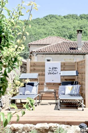 Achter terras met ligbedden gite LOTT Duravel