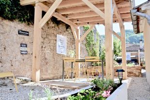 Tuin sfeervol vakantiehuis LOTT Duravel <br>Tuin met pergola vakantiehuis LOTT Duravel