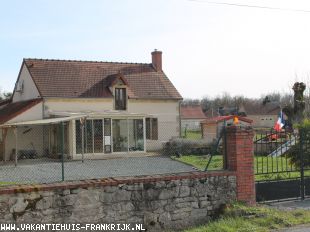Huis in Frankrijk te koop: St Jeanvrin – Woonhuis met serre en grote schuur op 915 m2 grond.. ** NIEUW ** 