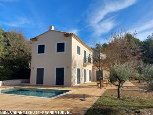 Vakantiehuis: Ruim comfortabel vakantiehuis voor 8 personen met privé zwembad in hartje Provence