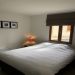slaapkamer gelijksvloer ,bed 160x200 , lavabomeubel, inloopdouche en open kledijkast