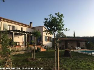 vakantiehuis in Frankrijk te huur: Klassieke Zuidfranse villa met privé zwembad op 2 ha eigen grond 
