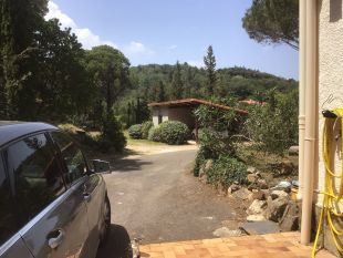 De noordzijde met abri en entree van Bellavista