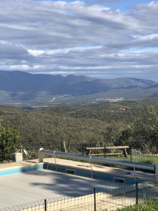 Uitzicht naar ZO, met de kunstwerken van de A9 richting Spanje