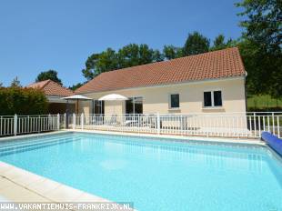 Vakantiehuis: Villa 'La Roseraie': kindvriendelijke en rustig gelegen vakantiewoning met verwarmd privézwembad