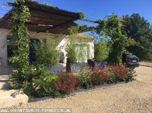 Vakantiehuis: Fijn vakantiehuis met groot privé zwembad in hartje Provence dichtbij dorpje