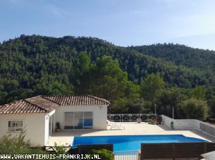 vakantiehuis in Frankrijk te huur: Charmant huis op groot terrein met privé zwembad in hartje Provence in gezellige omgeving 