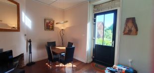 Eetgedeelte woonkamer met deur naar de achtertuin