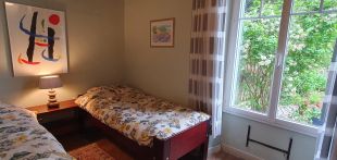 Slaapkamer 2 met bed (90x210 en 90x200)