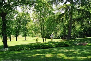 In het park van het Domaine de Lascabanes <br>Het is goed uitrusten in het park van Lascabanes.