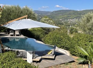 Terras met overloopzwembad